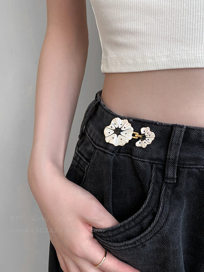Jeans con Cintura Elástica y Hebilla Floral Esmaltada - Image 2