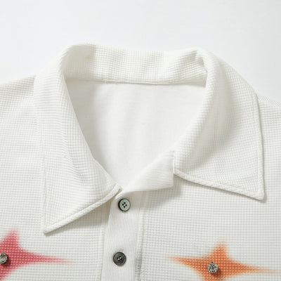 Playera Suelta con Diseño de Cuentas Abstractas y Solapas para Hombre - Image 3