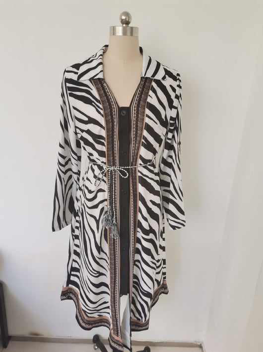 Vestido Largo Camisero con Estampado Geométrico Blanco y Negro - Image 9