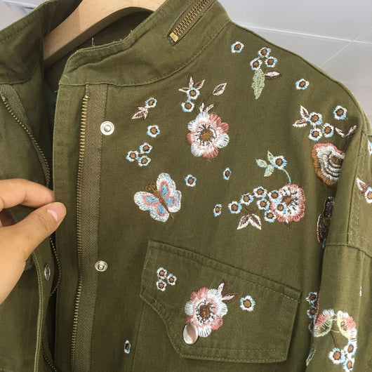 Gabardina de Industria Pesada con Flores Bordadas - Image 5
