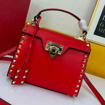 Bolso de Cuero Genuino con Remaches y Correa Cruzada