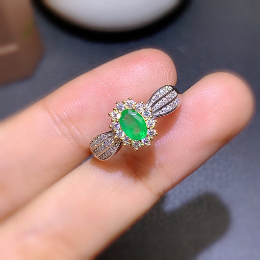 Anillo de Esmeralda Natural con Elegancia Femenina - Image 3