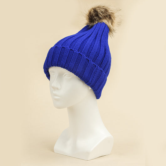 Gorro de Lana Azul Klein con Pompón de Pelaje - Diseño Tejido Elegante - Image 3