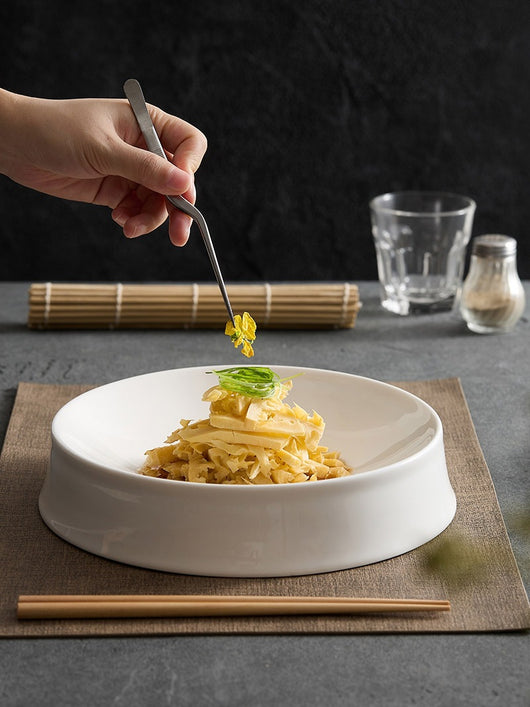 Plato de Cerámica Blanca con Diseño Irregular - Image 3