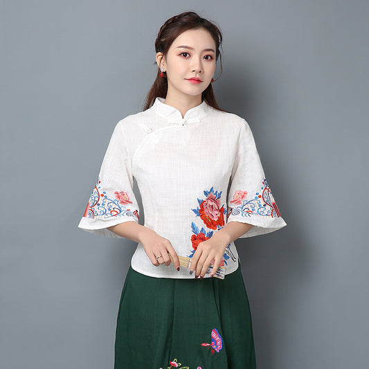 Camisa Elegante con Cuello Alto y Bordados Elaborados