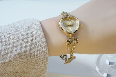 Reloj Pulsera Retro en Forma de Corazón con Diseño de Lazo Dorado y Flores - Image 13