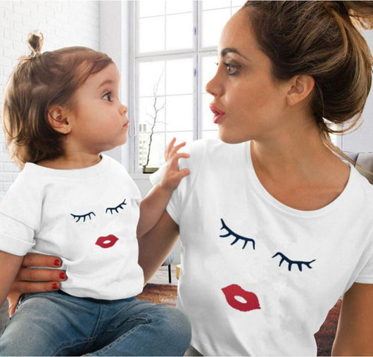 Playera Roja con Estampado de Labios para Niña - Diseño Familiar Divertido - Image 11