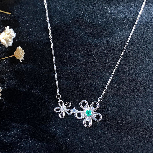 Collar de Plata S925 con Colgante Esmeralda - Diseño Floral Elegante para Toda la Familia