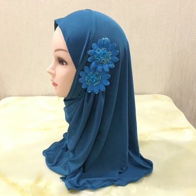 Turbante Infantil con Dos Flores y Velo Delicado - Image 4