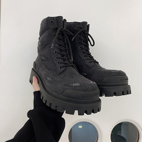 Botas Martin Retrô Grossas com Detalhes Rasgados - Estilo Workwear Distressed