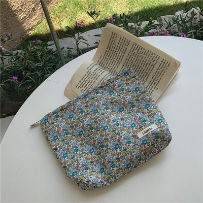 Neceser Literario Floral para Maquillaje - Image 2