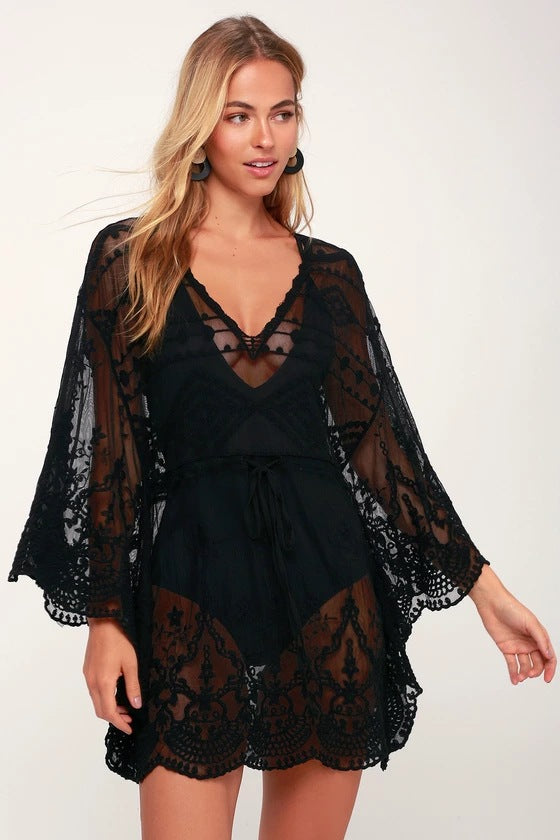 Traje de Baño Elegante con Blusa de Encaje y Bikini Calado