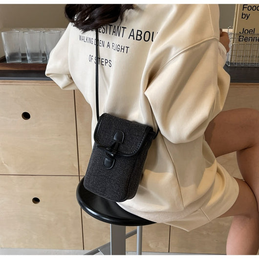 Bolsa Mensajera de Mezclilla Vertical con Botón de Cuerno para Celular Mujer - Image 17