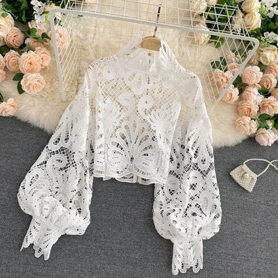 Blusa Elegante con Cuello Alzado y Encaje Calado - Image 5