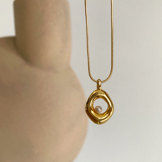 Collar Cadena Hueso de Serpiente Oro con Dije Redondo Irregular para Mujer - Image 3