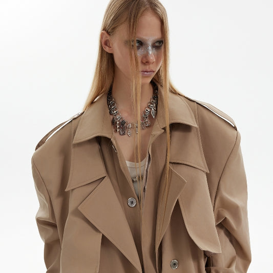 Abrigo Trench Acolchado con Hombros Superpuestos - Diseño Industrial Moderno - Image 2