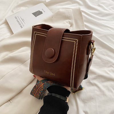 Bolsa Mensajera Retro con Textura Premium - Image 11