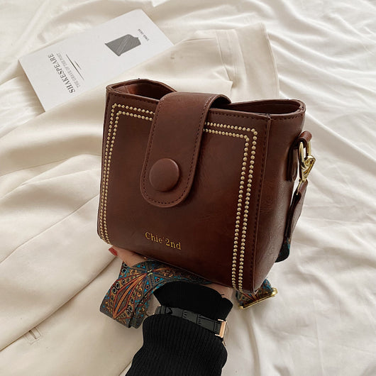 Bolsa Mensajera Retro con Textura Premium - Image 11