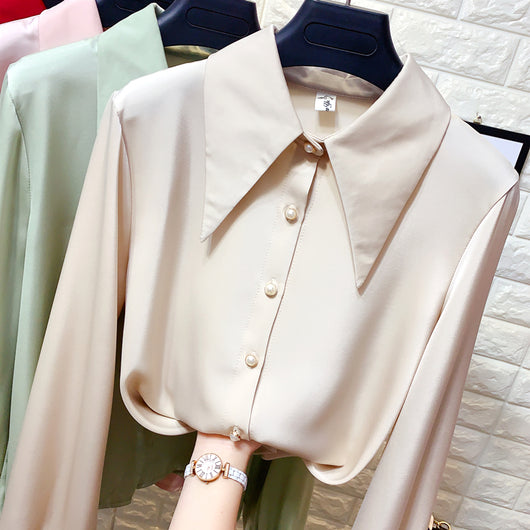 Blusa de Gasa con Botones de Perla y Cuello Puntiagudo
