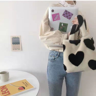 Bolso Peludo de Invierno con Diseño de Corazón Negro - Image 11