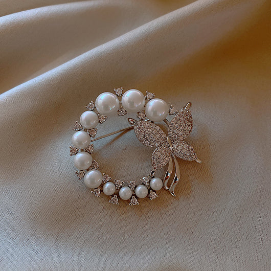 Broche Mariposa con Diamantes y Perlas - Image 10