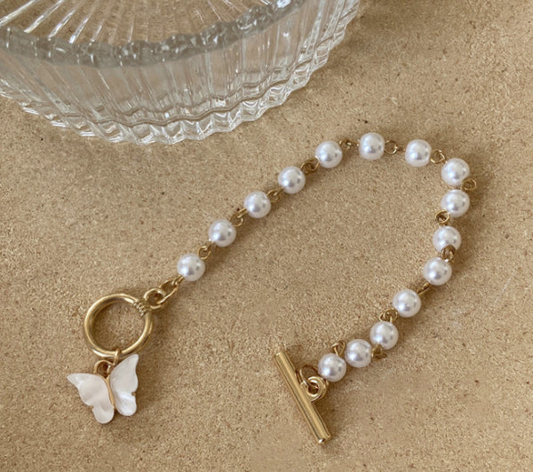 Pulsera de Perla con Dije Mariposa Hada - Elegancia Femenina