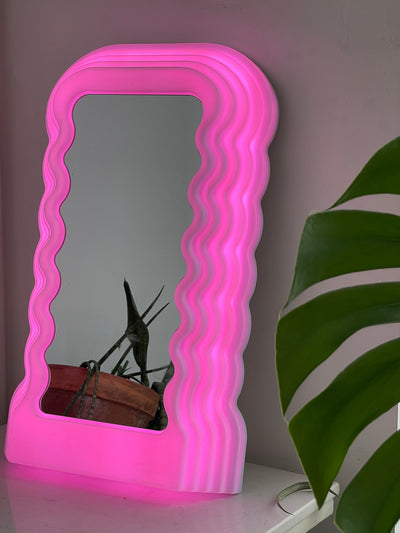 Espejo de Maquillaje Moderno con Onda de Diseño Minimalista - Image 2