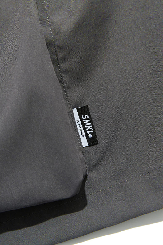 Camisa Clásica de Manga Cinco Puntos en Colores Sólidos - Image 9