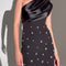 Vestido de Noche Negro con Hombros Descubiertos y Detalles Diamantados