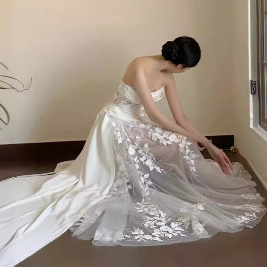 Vestido de Novia Sirena con Escote Tubo y Velo de Encaje Satinado - Image 3