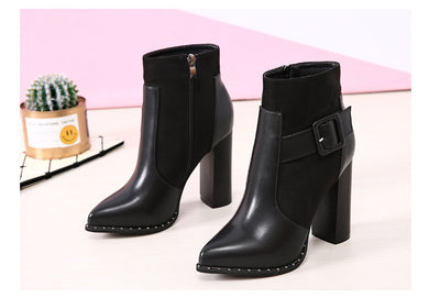 Botas Cortas para Mujer con Punta Afilada y Hebilla de Patrón Serpiente en Gamuza - Image 3