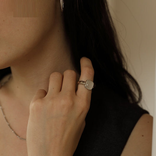 Anillo Cuadrado Minimalista de Plata para Dedo Índice - Image 6