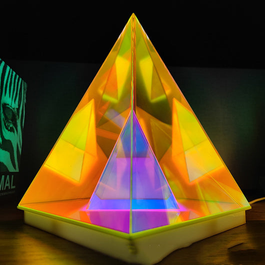 Lámpara de Mesa Pirámide - Luz Nocturna Creativa para Dormitorio y Sala - Image 5