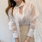 Blusa Brillante con Detalle de Cuello Streamer y Falda A-Line de Cintura Alta