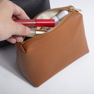 Bolsa de Almacenamiento de Cosméticos en Cuero Grabado con Patrón de Lichi - Image 3