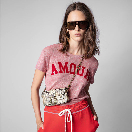 Playera AMOUR con Estampado Floral de Terciopelo - Cuello Redondo Manga Corta