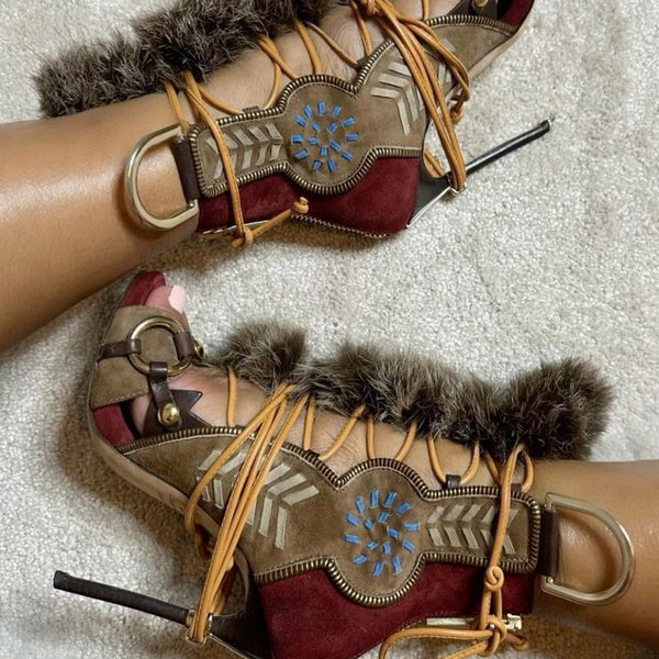 Sandalias Stiletto Retro con Hebilla Metálica y Detalles de Piel