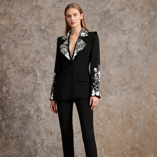 Blazer Retro Ajustado con Cintura Marcada y Bordados