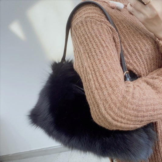 Bolso de Mano Elegante con Detalles de Piel de Zorro y Cierre Innovador