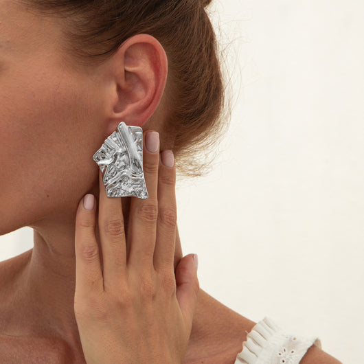 Aretes de Flor Plisada en Metal Líquido - Image 28