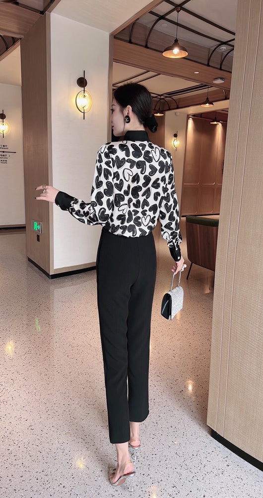 Conjunto de Dos Piezas: Blusa Cropped con Estampado de Corazones y Pantalón - Image 10