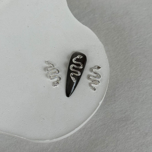 Adorno de Uñas Serpientes Metalizadas con Líneas Finas
