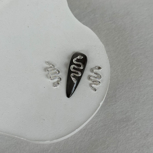 Adorno de Uñas Serpientes Metalizadas con Líneas Finas