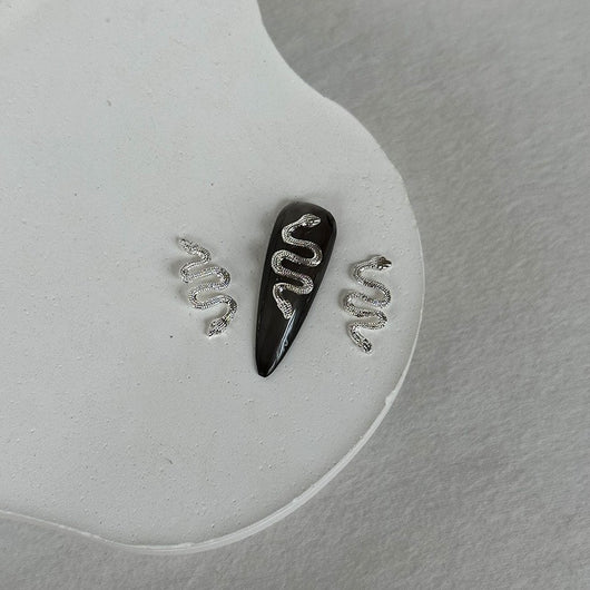 Adorno de Uñas Serpientes Metalizadas con Líneas Finas