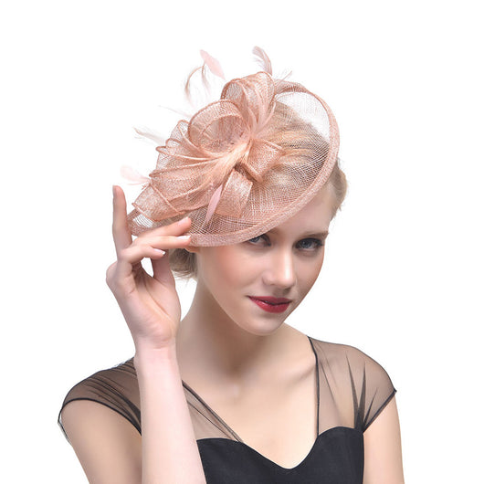 Tocado Nupcial con Plumas y Pasador Decorativo en Fibra Natural - Image 11