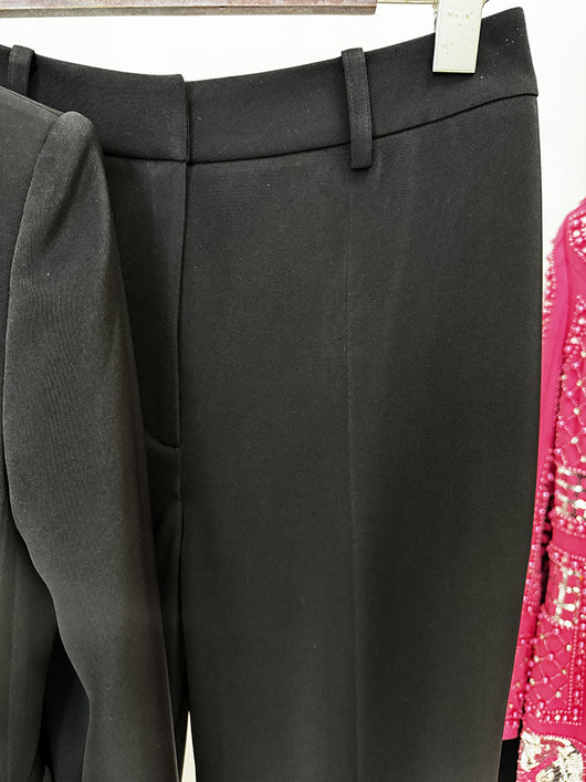 Traje Ejecutivo Dos Piezas con Blazer Ajustado y Pantalón Entallado - Image 10