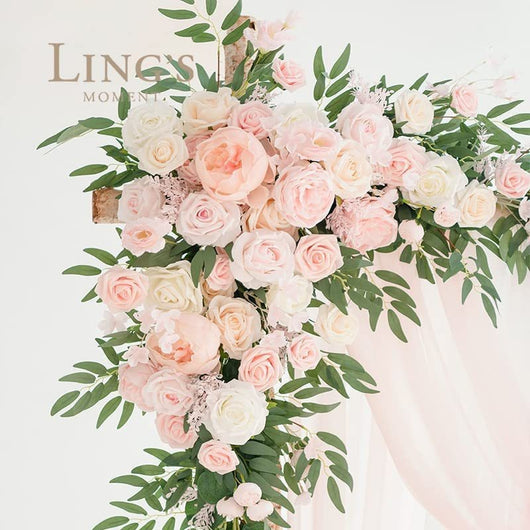 Arco de Bodas con Decoraciones Florales Colgantes - Image 3