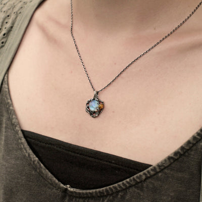 Collar Colgante de Piedra Lunar Sintética con Rama de Hojas - Diseño Separación de Colores - Image 9
