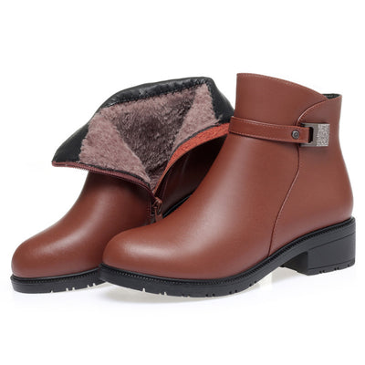 Botines Cortos con Tacón Robusto y Detalles Metálicos - Image 4