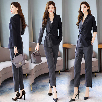 Blazer Elegante con Costuras en Contraste y Detalles de Encaje